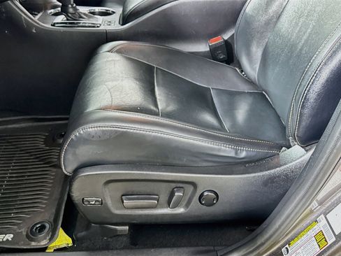 Used 2019 Toyota Highlander XLE w/ Carpet Mat Package (TMS) AWD/4WD image 18