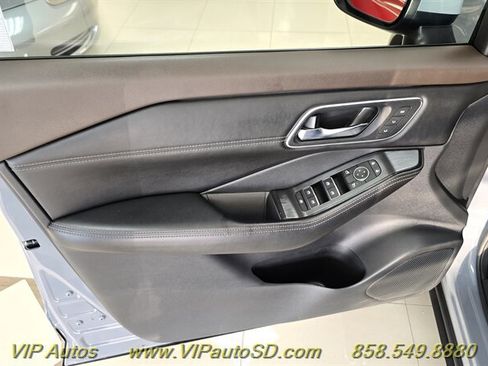 Used 2021 Nissan Rogue Platinum image 17