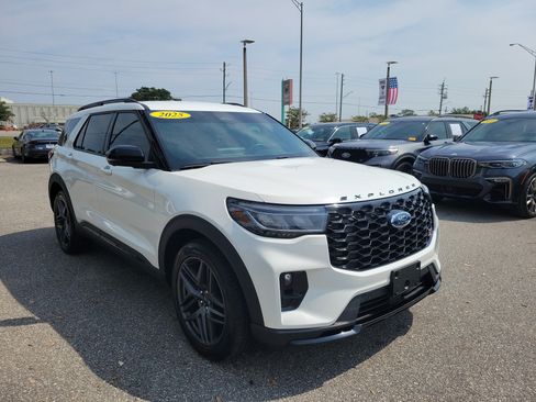 Used 2025 Ford Explorer ST RWD image 2