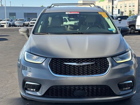 Used 2021 Chrysler Pacifica Touring-L FWD image 2