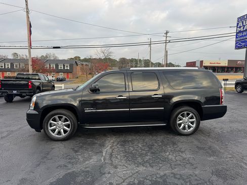 Used 2011 GMC Yukon XL Denali image 2