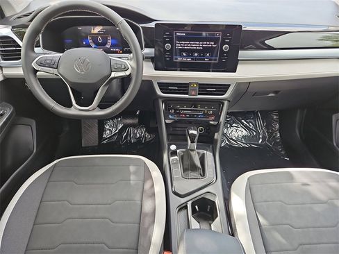 New 2025 Volkswagen Taos SE image 5
