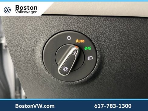 Used 2025 Volkswagen Taos SE w/ Panoramic Sunroof Package image 15