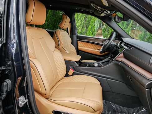 Used 2024 Jeep Grand Cherokee L Summit w/ Advanced Protech Group IV image 34