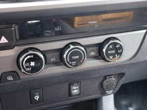 Used 2017 Toyota Tacoma TRD Sport image 25