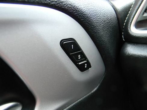 Used 2025 Chrysler Pacifica Limited FWD image 15