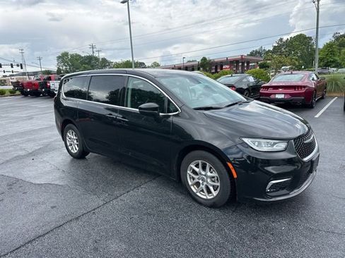 Used 2023 Chrysler Pacifica Touring-L FWD image 1