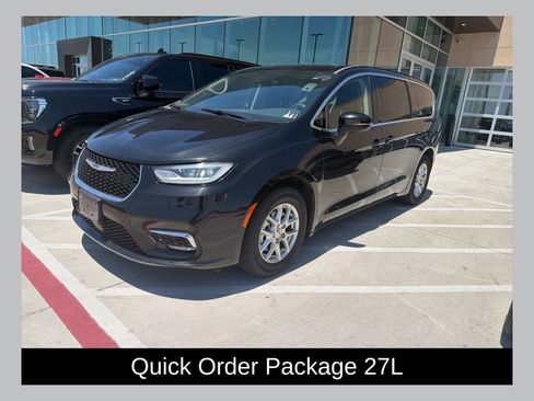 Used 2023 Chrysler Pacifica Touring-L FWD image 1