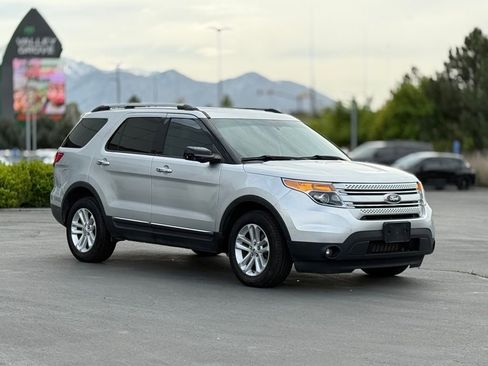 Used 2013 Ford Explorer XLT image 3