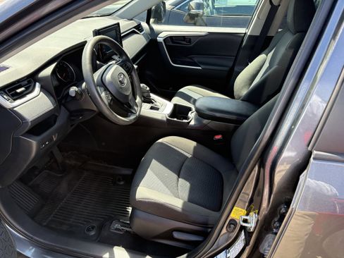 Used 2022 Toyota RAV4 LE AWD/4WD image 4
