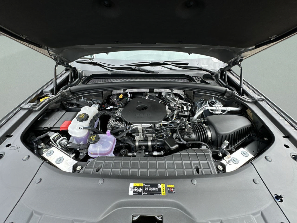 New 2027 Jeep Grand Cherokee Altitude RWD image 39