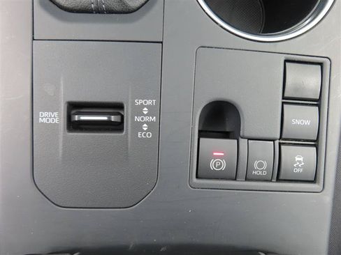 Used 2025 Toyota Highlander LE FWD image 26
