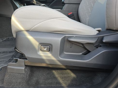 Used 2025 Toyota Tacoma SR5 AWD/4WD image 31