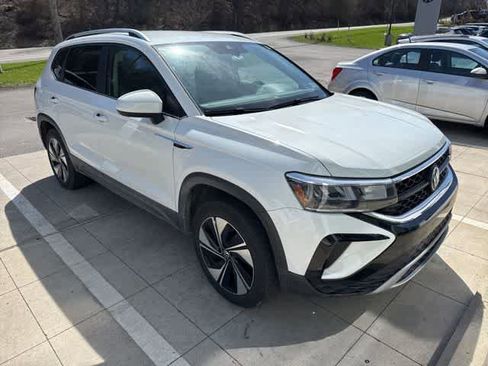 Certified 2024 Volkswagen Taos SE image 3