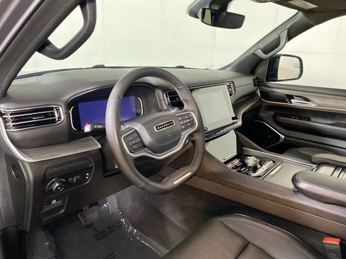 Used 2023 Jeep Wagoneer L Series II w/ Premium Group I AWD/4WD image 12