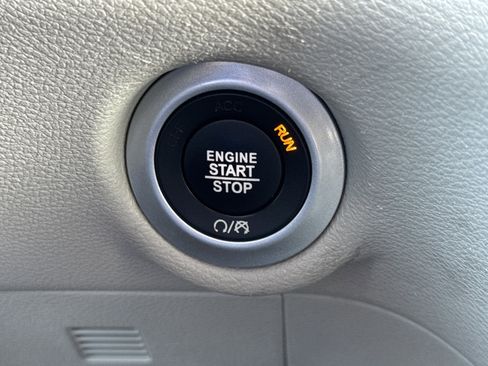 Used 2023 Chrysler Pacifica Touring-L FWD image 22