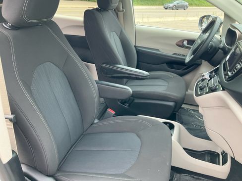 Used 2024 Chrysler Voyager LX FWD image 18