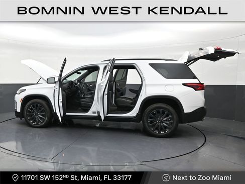 Used 2023 Chevrolet Traverse RS image 30