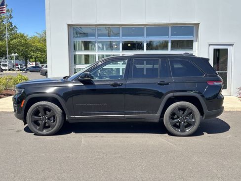 Used 2023 Jeep Grand Cherokee Altitude AWD/4WD image 2
