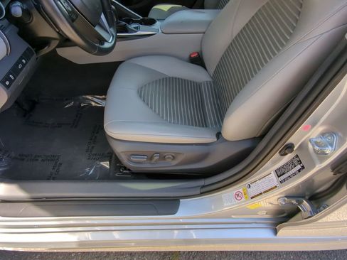 Used 2018 Toyota Camry SE w/ Moonroof Package FWD image 14