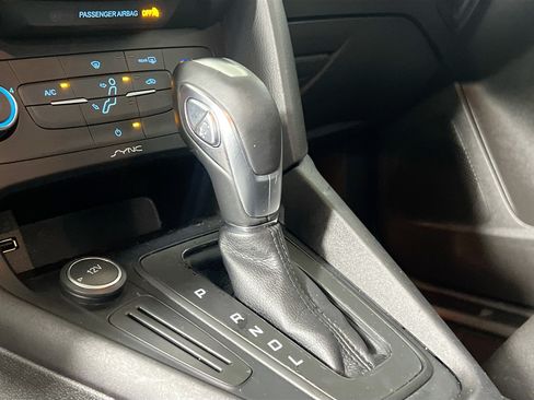Used 2015 Ford Focus SE FWD image 24