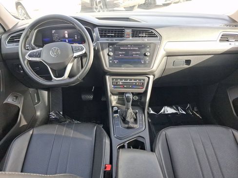Used 2022 Volkswagen Tiguan SE w/ Panoramic Sunroof Package FWD image 9