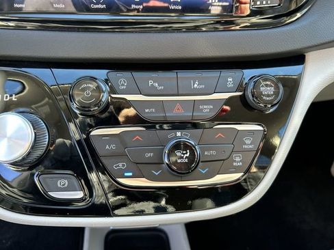 Used 2024 Chrysler Pacifica Touring-L image 22