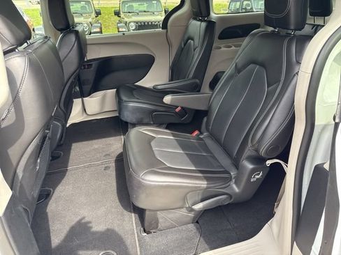 Used 2024 Chrysler Pacifica Touring-L FWD image 18