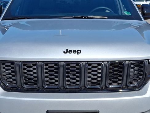 Used 2025 Jeep Grand Cherokee Altitude image 34