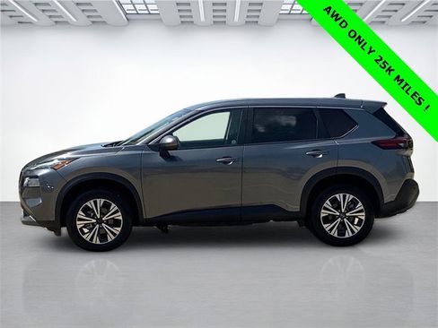 Used 2023 Nissan Rogue SV image 2