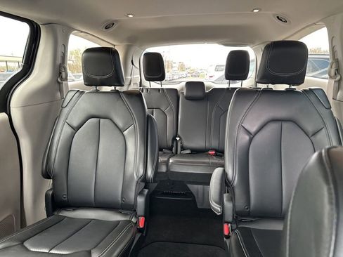 Used 2024 Chrysler Pacifica Touring-L AWD/4WD image 20