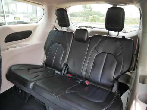 Used 2023 Chrysler Pacifica Touring-L FWD image 10