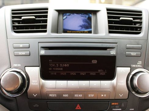 Used 2011 Toyota Highlander 2WD w/ Tech Pkg image 19