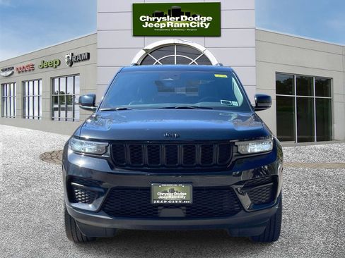 Used 2023 Jeep Grand Cherokee Altitude image 2