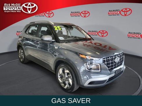 Used 2025 Hyundai Venue SEL FWD image 1