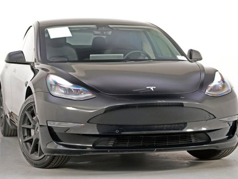 Used 2022 Tesla Model 3 Standard Range image 2