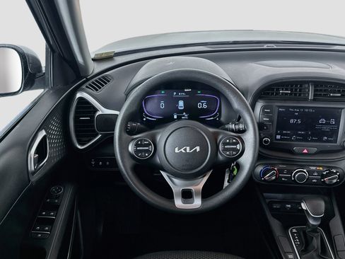 Used 2025 Kia Soul LX w/ LX Technology Package FWD image 18