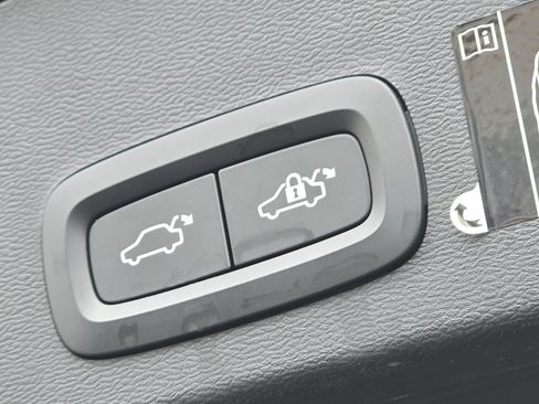 Used 2021 Volvo XC40 T5 Momentum w/ Premium Package image 23