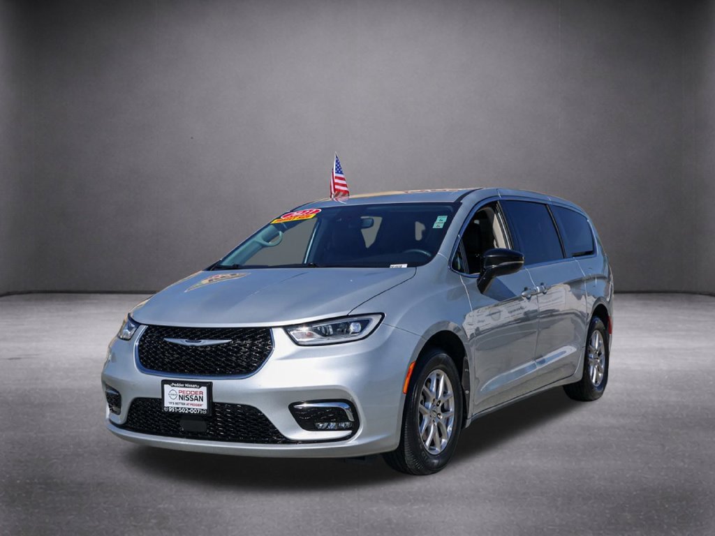 Used 2024 Chrysler Pacifica Touring-L FWD image 9
