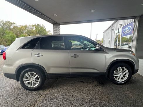 Used 2014 Kia Sorento LX image 9