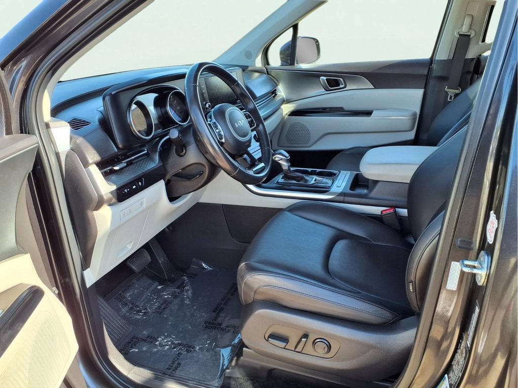 Used 2023 Kia Carnival LX FWD image 20