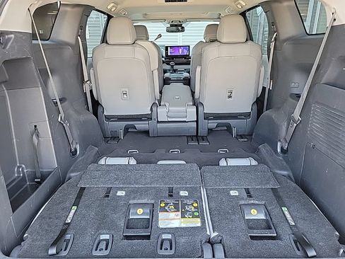 Used 2025 Toyota Sienna XLE FWD image 20