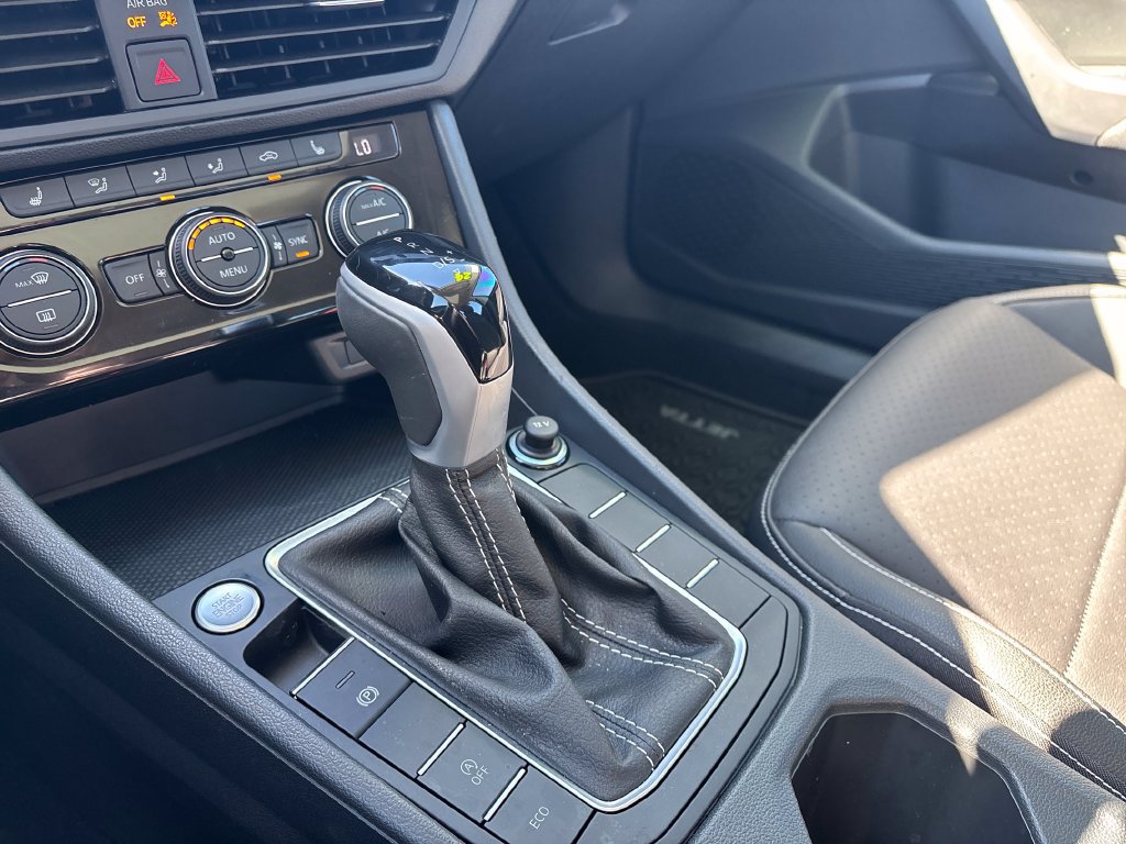 Used 2024 Volkswagen Jetta SE w/ Panoramic Sunroof Package FWD image 23