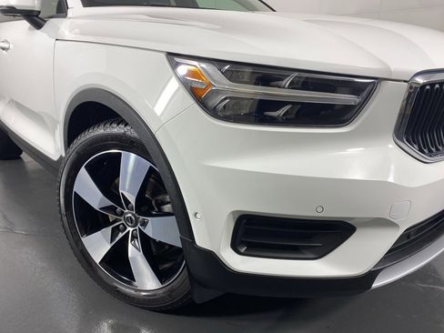 Used 2019 Volvo XC40 T5 Momentum image 3