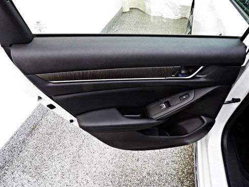 Used 2018 Honda Accord Touring image 9