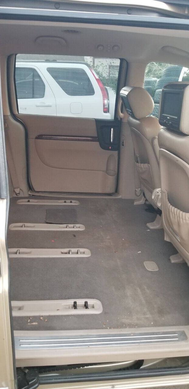 Used 2008 Hyundai Entourage Limited FWD image 8