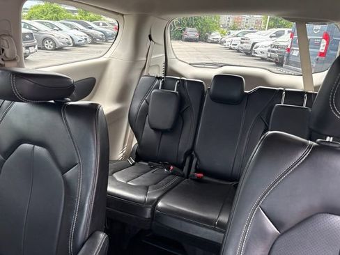 Used 2024 Chrysler Pacifica Touring-L FWD image 14