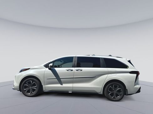 Used 2025 Toyota Sienna Platinum AWD/4WD image 8