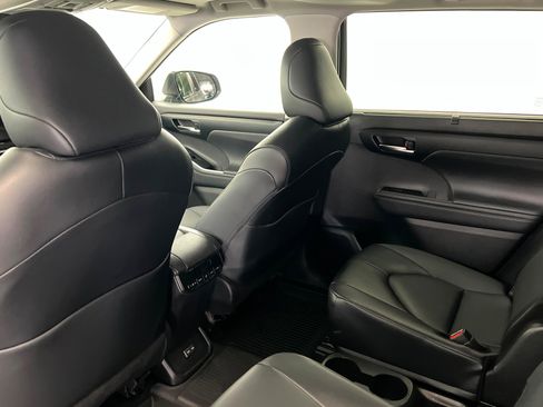 Used 2025 Toyota Highlander XLE image 19