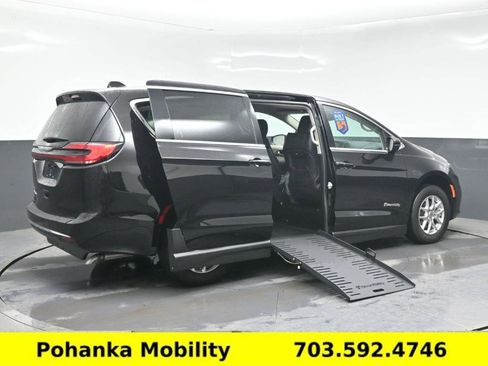 Used 2024 Chrysler Pacifica Touring-L image 23